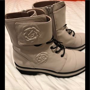 Barely Worn Taryn Rose Valentina Rose Boot.